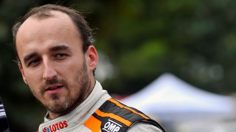 Robert Kubica darf auf dem Weg zu einem möglichen Formel-1-Comeback nun auch den aktuellen Renault-Boliden testen.