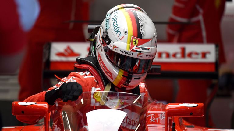 Sebastian Vettel testet den neuen Cockpitschutz.