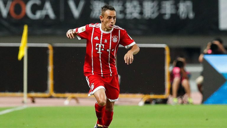 Rafinha hofft auf den Platz als Rechtsverteidiger und befindet sich im Angriffsmodus.