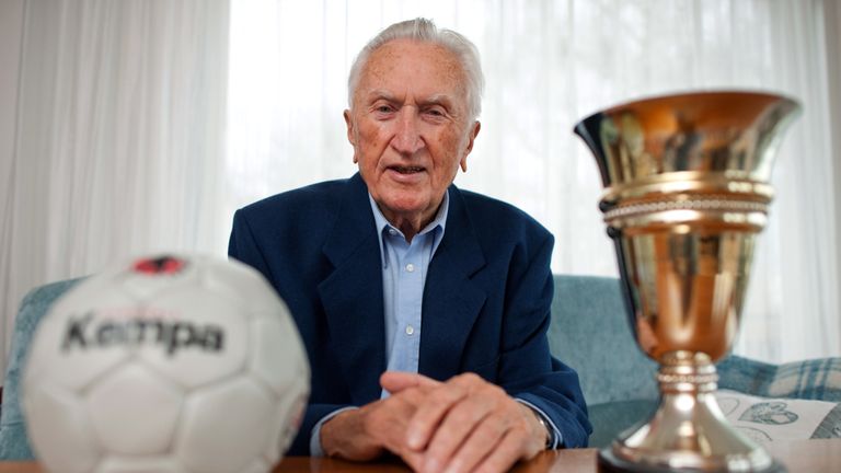 Bernhard Kempa gewinnt als Spieler in den 50er Jahren mit Frisch Auf Göppingen je zweimal die deutsche Meisterschaft in der Halle und auf dem Feld. Als Trainer holt er fünf weitere Hallentitel, 1960 krönt er sich mit dem Europapokal.