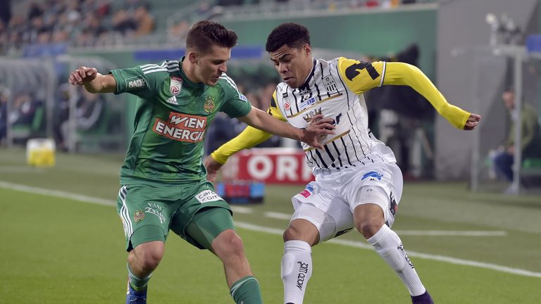 Der brasilianische Abwehrspieler Paulo Otavio (r.) wechselt vom Linzer ASK zum FC Ingolstadt. 