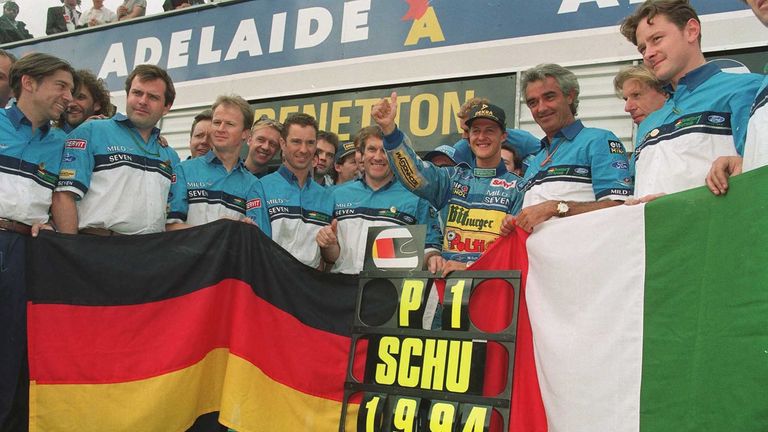 Der erste WM-Titel: 1994 krönt sich Schumacher zum König der Formel 1. Im letzten Rennen der Saison in Adelaide schieden er und sein ärgster Konkurrent Damon Hill aus - Schumacher gewann mit einem Punkt Vorsprung die Gesamtwertung.