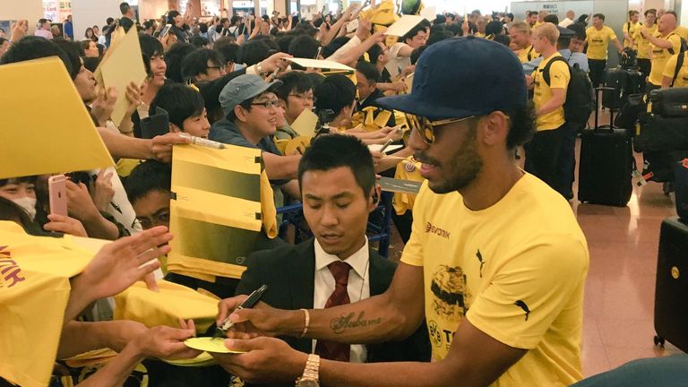 Pierre-Emerick Aubameyang schreibt fleißig Autogramme für seine japanischen Fans. Quelle: twitter @Sky_Sascha