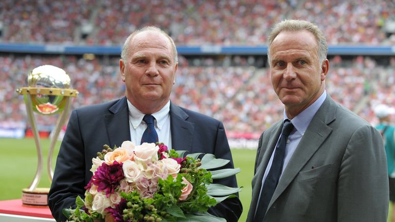 Wer bekommt die Bayern-Blumen von Uli Hoeneß und Karl-Heinz Rummenigge.