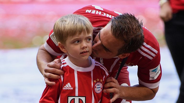 Zum zweiten Mal Papa wird FCB-Rentner Philipp Lahm. Pünktlich zum Karriereende verkündete der ehemalige Bayern-Kapitän die Baby-News. Wie der 33-Jährige verriet, bekommt Söhnchen Julian eine Schwester.