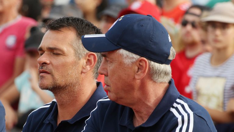 Carlo Ancelotti (r.) und Co-Trainer Willy Sagnol (l.) erstmals gemeinsam an der Seitenlinie.