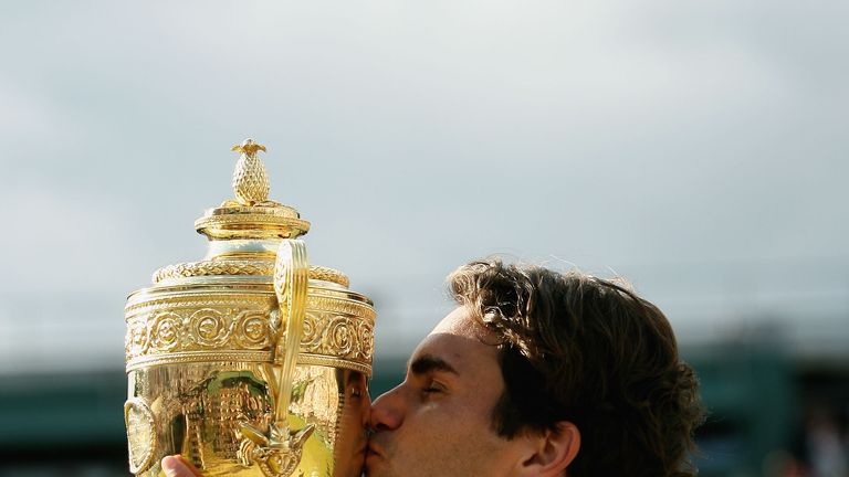 Nach einem wahren Fünf-Satz-Krimi gegen Dauerrivale Rafa Nadal setzt sich Roger Federer 2007 zum fünften Mal in Folge in Wimbledon die Krone auf. Am Ende heißt es 7:6, 4:6, 7:6, 2:6 und 6:2 und den Schweizer.