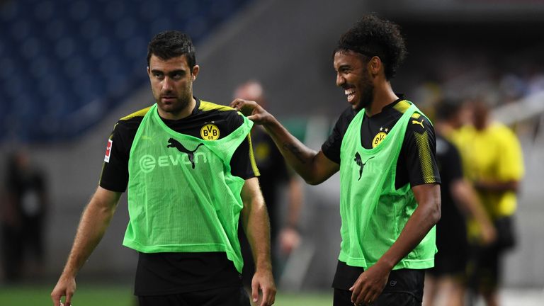 Sokratis und Pierre-Emerick Aubameyang scherzen beim Training. 