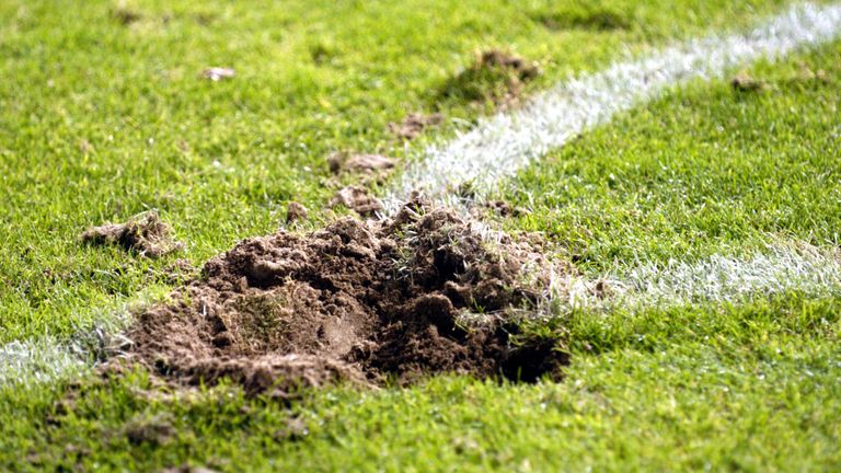 Wegen der schlechten Platzverhältnisse in Leogang, muss der Hamburger SV sein Trainingslager verlegen. (Symbolbild)