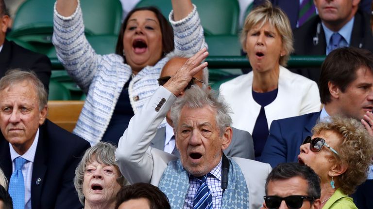 Die Schauspieler Sir Ian McKellen, bekannt als Gandalf aus der Herr der Ringe, und Dame Maggie Smith (l.) hält es beim Viertelfinal-Match von Andy Murray gegen Sam Querrey nicht mehr auf den Sitzen. 