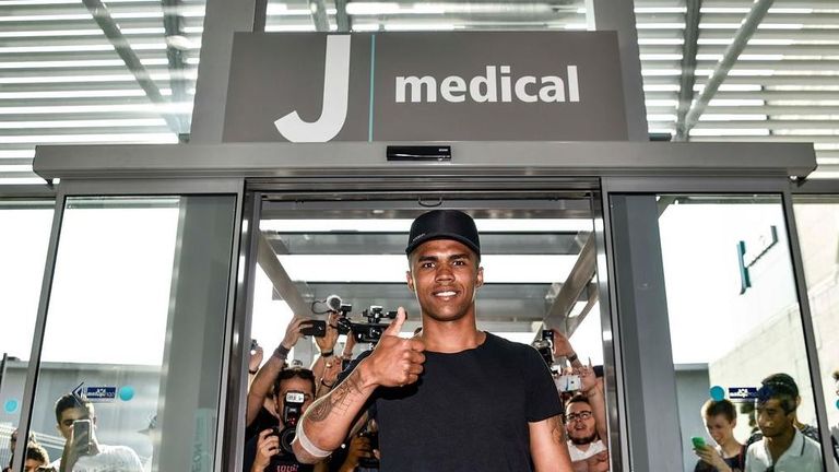 Douglas Costa trifft zum Medizincheck bei Juventus Turin ein. (Quelle: twitter.com/juventusfc)