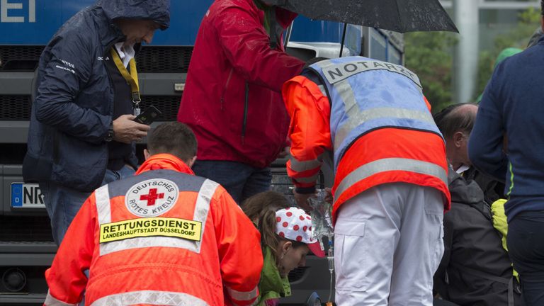 Valverde wird nach seinem schweren Sturz von Ärzten betreut.