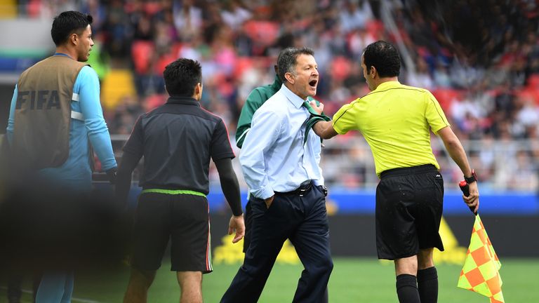 Juan Carlos Osorio wurde für sein aggressives Verhalten für sechs Spiele gesperrt.