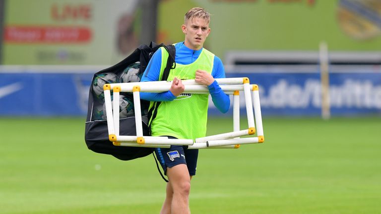 Auch Sinan Kurt hat es sich im Sommer-Urlaub offenbar gut gehen lassen. Sein Trainer, Pal Dardai, war darüber wenig erfreut und wählte gegenüber der „Bild“ deutliche Worte: „Ich bin mit allen sehr zufrieden, alle machen einen sehr guten Eindruck. Bis auf Sinan. Mit ihm habe ich geredet, da gab es eine klare Ansage.“
Die erste Konsequenz: Der Youngster durfte im Training fleißig Bälle und Hürden schleppen.