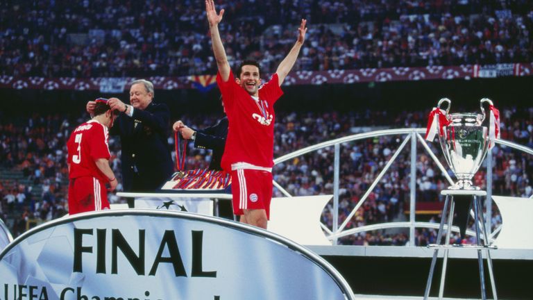 Salihamidzic feiert 2001 den Gewinn der Champions League.