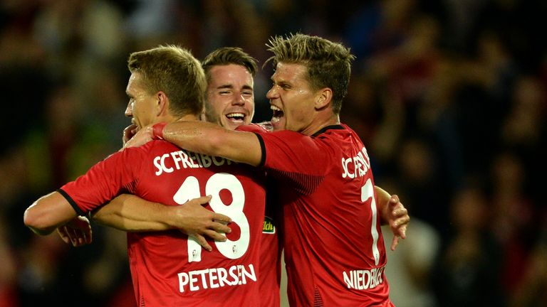 Nils Petersen wird nach seinem Tor zum 1:0 für den SC Freiburg gefeiert. 