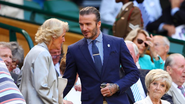 David Beckham besucht Wimbledon mit seiner Mutter Sandra (r.).