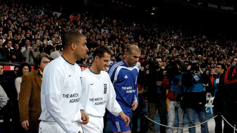 Legenden unter sich: Schumacher machte auch am Ball eine gute Figur.  Am 14. Dezember 2004 kickte er zusammen mit Ronaldo (l.) und Zinedine Zidane (r.) in Madrid im Santiago Bernabeu für den guten Zweck.