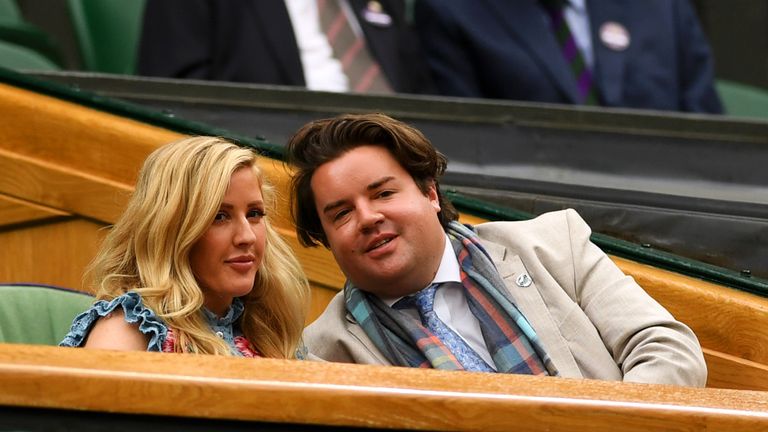 
Sängerin Ellie Goulding kommt mit PR-Fachmann Michael Evans zum bedeutendsten Rasenturnier der Welt. 
