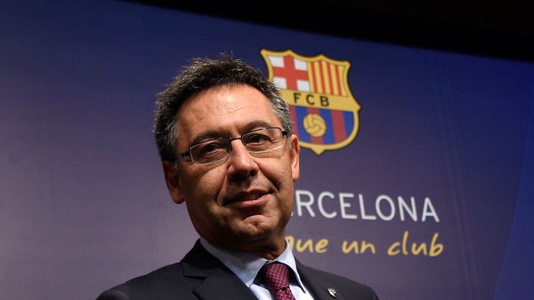 Präsident Josep Maria Bartomeu und der FC Barcelona können sich über einen Rekordumsatz freuen.