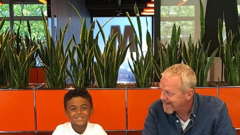 Shane Kluivert bei der Unterschrift seines ersten Sponsorvertrags. Quelle: Instagram/ @shanekluivert