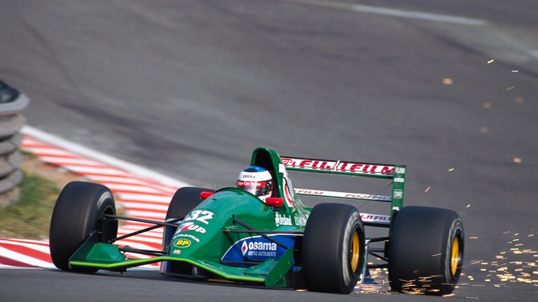Michael Schumacher ersetzte bei seinem Formel-1-Debüt Jordans Stammfahrer Bertrand Gachot. Der verbüßte eine Gefängnisstrafe, weil er einen Taxifahrer im Streit um die Höhe der Rechnung mit Reizgas besprüht hatte.