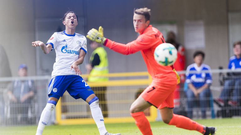 Amine Harit (l.) gab gegen Paderborn sein Debüt im Schalke-Trikot.