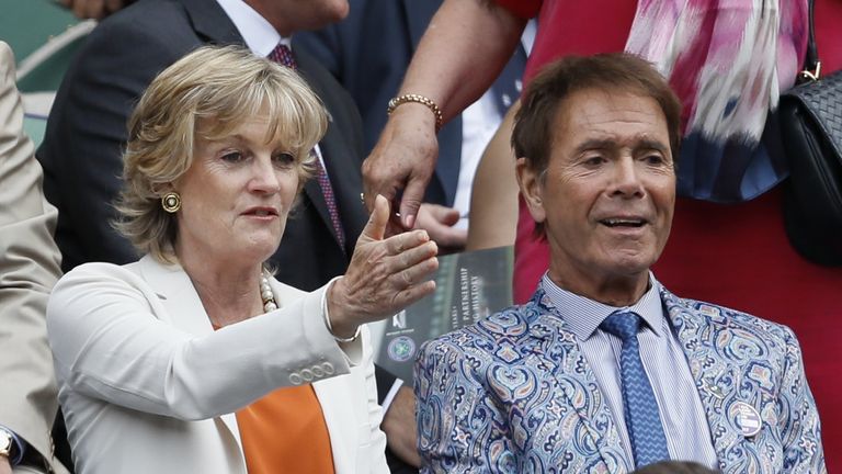 Der britische Sänger Cliff Richard schaut sich das Halbfinale der Damen mit Lady Lloyd Webber an.