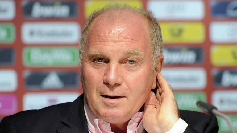 Uli Hoeneß präsentiert um 17:15 Uhr den neuen Bayern-Sportdirektor.