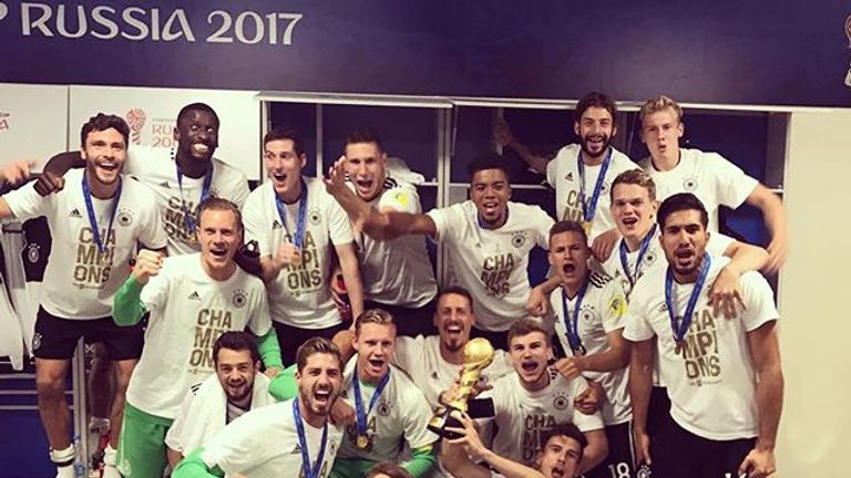 Die frischgebackenen Confed-Cup-Sieger feiern ausgiebig in der Kabine. Quelle: Instagram @julianbrandt19