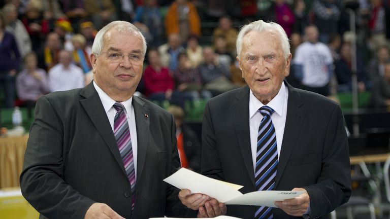 Mit der Erfindung des Kempa-Tricks machte sich der zweifache Weltmeister unsterblich und wurde 2011 in die Hall of Fame des deutschen Sports aufgenommen. Im selben Jahr trägt sich Kempa bei DHB-Präsident Ulrich Strombach ins Goldene Buch des DHB ein.