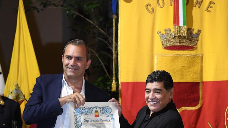 Diego Maradona wird von Bürgermeister  Luigi De Magistris zum Ehrenbürger ernannt.