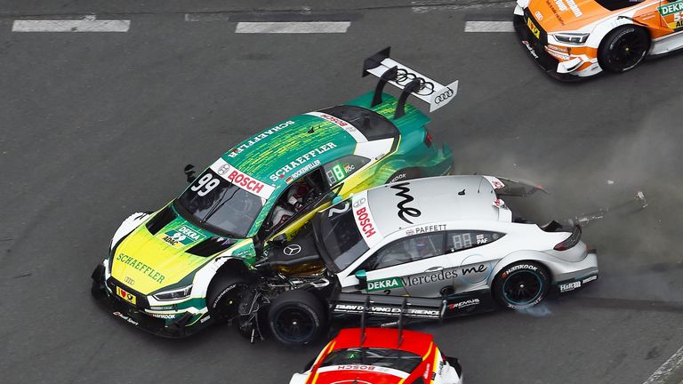 Gary Paffett (r.) und Mike Rockenfeller kollidieren in Nürnberg heftig.