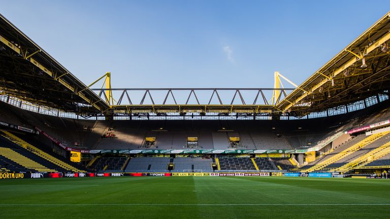 In Bundesligaspielen bietet der Signal Iduna Park Platz für 81.360 Zuschauer. Da es bei internationalen Spielen keine Stehplätze geben darf, reduziert sich die Kapazität auf 81.360 Plätze.