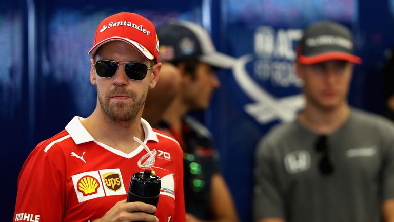 Sebastian Vettel kommt nach seinem Wut-Rempler ungeschoren davon.