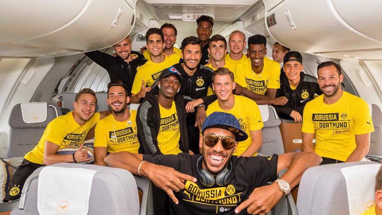 Das Team hat auf der Reise nach Japan Spaß. (Quelle: Twitter@BVB)