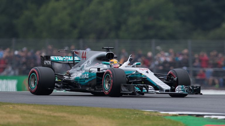 Lewis Hamilton feiert seinen vierten Silverstone-Triumph in Folge.