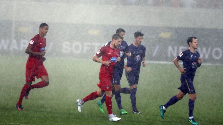 Das Spiel muss wegen starker Regenfälle abgebrochen werden.