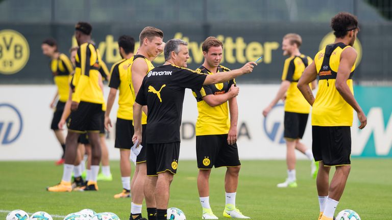 Peter Bosz gibt Mario Götze im Training Anweisungen.