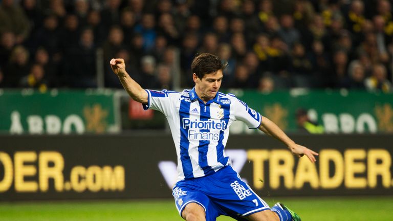 Mads Albaek unterzeichnet in Kaiserslautern einen Vertrag bis 2019.