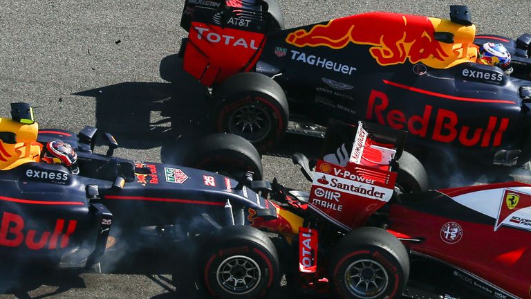 Daniil Kvyat fährt Sebastian Vettel ins Auto.