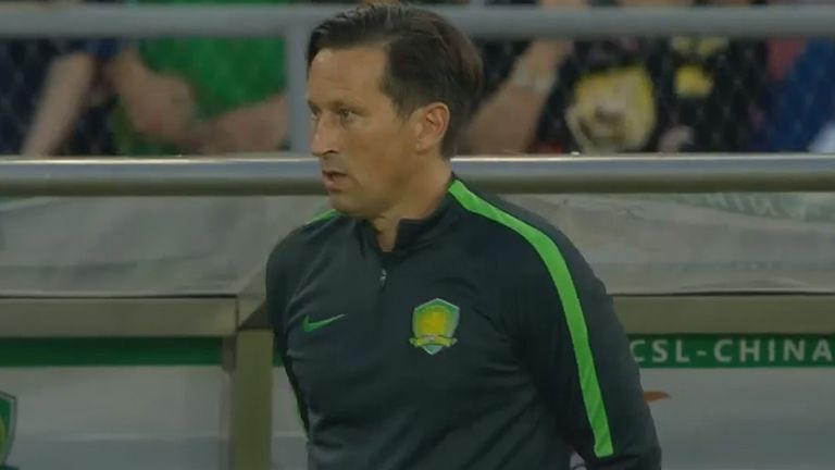 Roger Schmidt beobachtet gespannt die Leistung seiner Mannschaft.