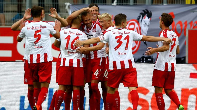 Rot-Weiss Essen jubelt nach dem Sieg gegen den BVB.