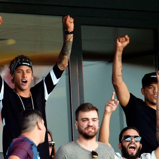Neymar bejubelt Auftaktsieg auf der Tribüne