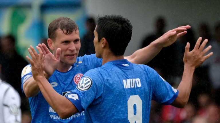 Der Mainzer Yoshinori Muto bejubelt seinen Treffer zum 3:1.