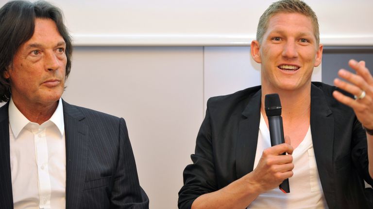 11.05.2011: Müller-Wohlfahrt hört in München (Oberbayern) während einer Pressekonferenz Bastian Schweinsteiger, zu