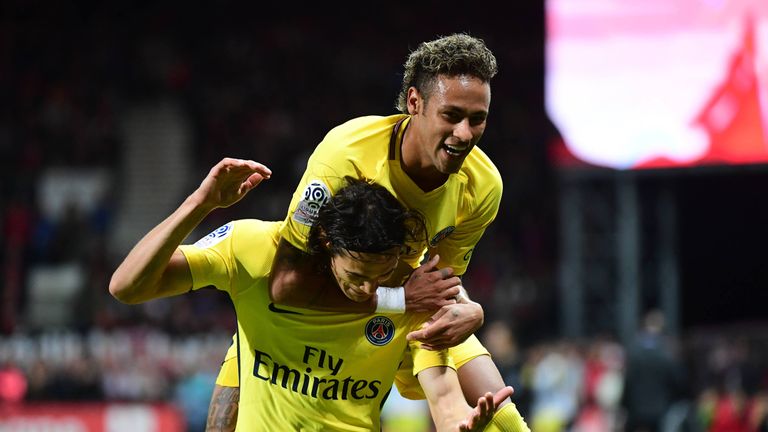 Edinson Cavani und Neymar bejubeln das erste Pflichtspiel-Tor des Brasilianers. 