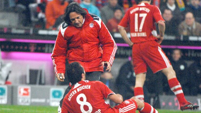 24.11.2007: Hamid Altintop wird von Mannschaftsarzt Hans-Wilhelm Müller-Wohlfahrt während der Bundesliga-Partie gegen den VfL Wolfsburg behandelt.