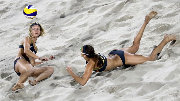 Lara Ludwig und Kira Walkenhorst müssen sich im Halbfinale dem Berliner Duo Nadja Glenzke und Julia Großner geschlagen geben.