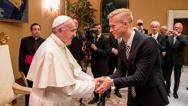 Papst Franziskus empfängt die Fohlenelf. Im Bild: Verteidiger Oscar Wendt. Quelle: twitter.com/owendt_17